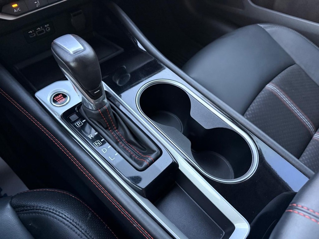 Nissan Altima Vehicle Full-screen Gallery Image 06