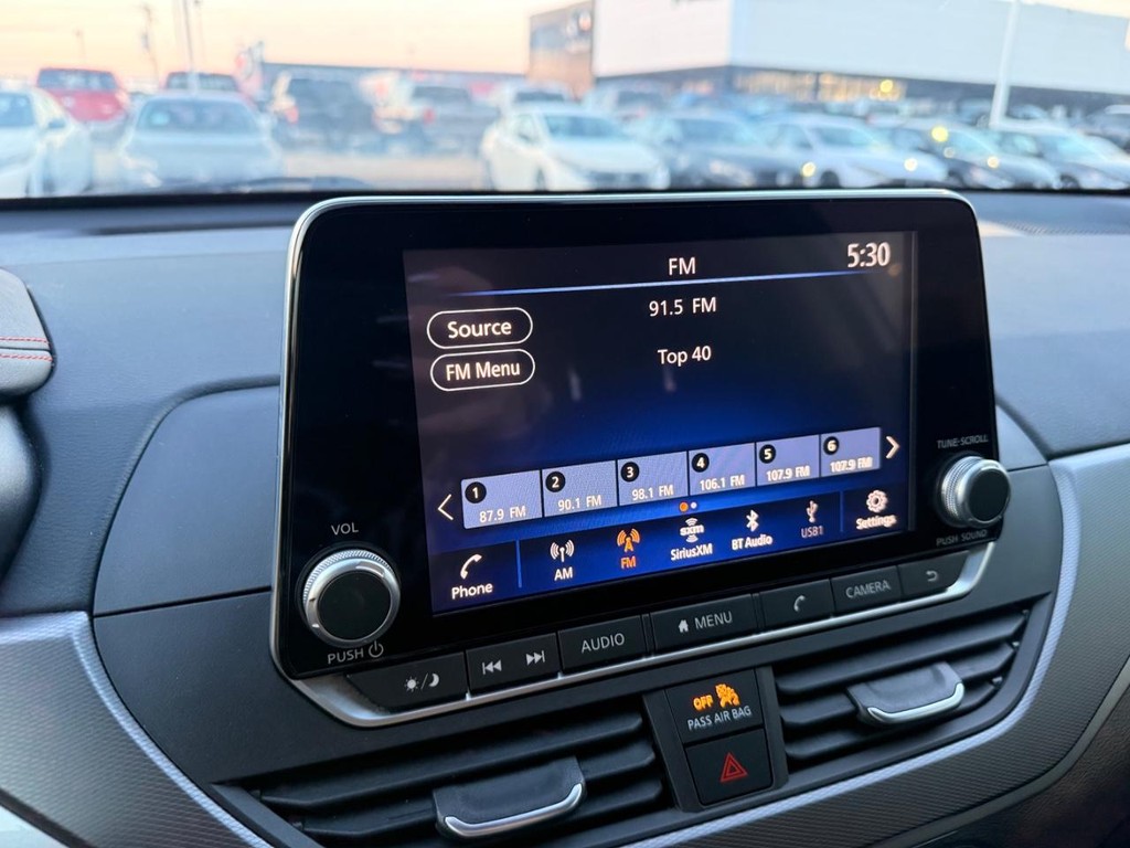 Nissan Altima Vehicle Full-screen Gallery Image 09