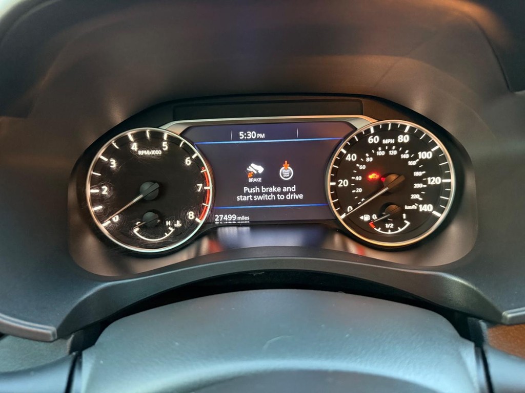 Nissan Altima Vehicle Full-screen Gallery Image 10