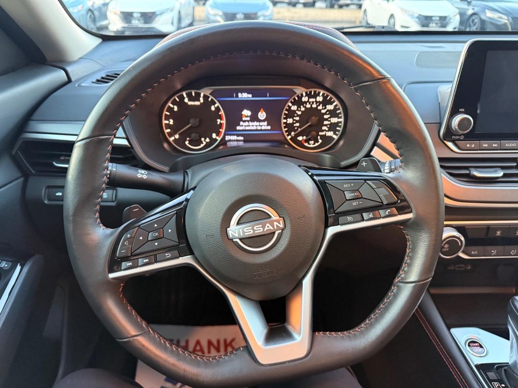 Nissan Altima Vehicle Full-screen Gallery Image 11