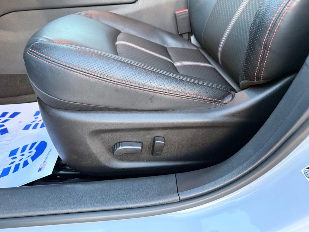 Nissan Altima Vehicle Full-screen Gallery Image 13