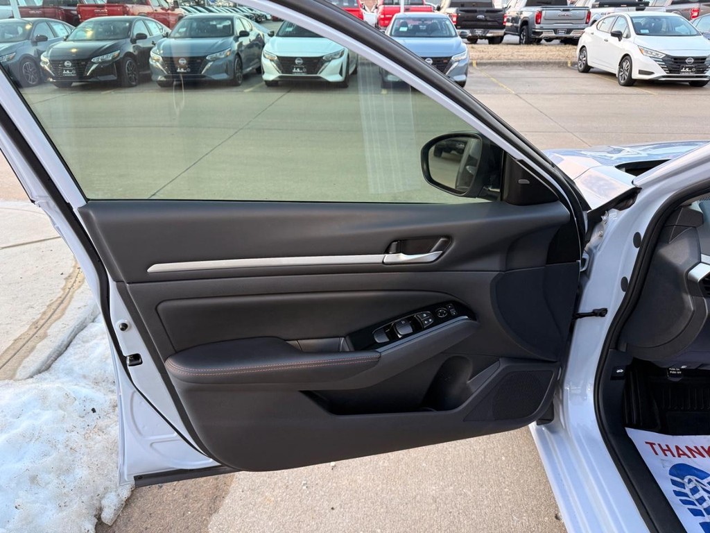 Nissan Altima Vehicle Full-screen Gallery Image 14