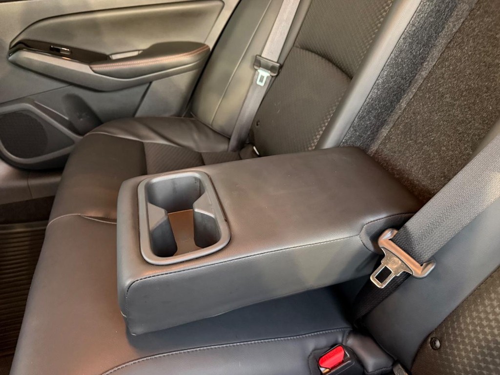 Nissan Altima Vehicle Full-screen Gallery Image 16