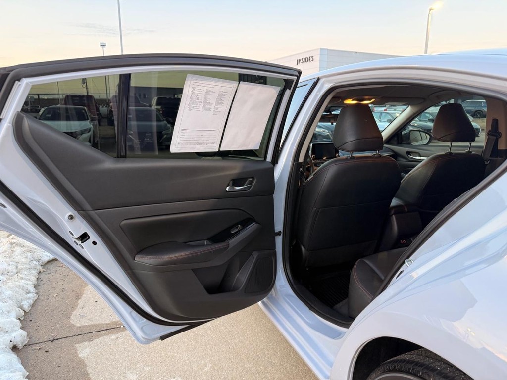 Nissan Altima Vehicle Full-screen Gallery Image 17