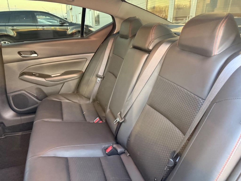 Nissan Altima Vehicle Full-screen Gallery Image 18