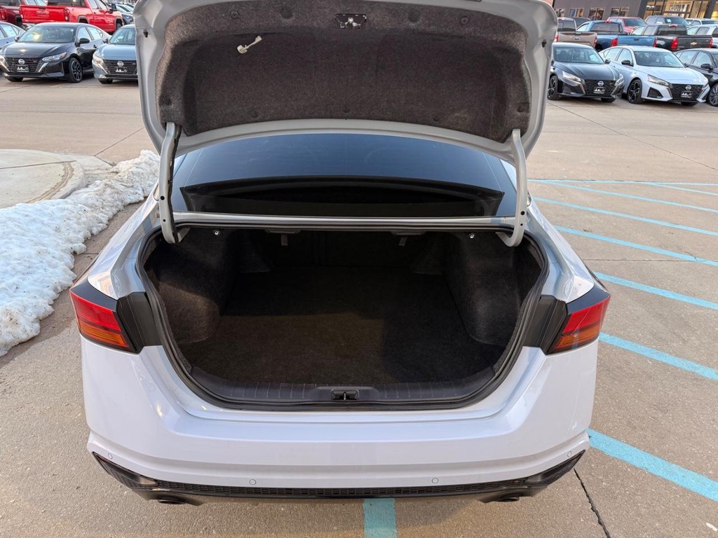 Nissan Altima Vehicle Full-screen Gallery Image 19