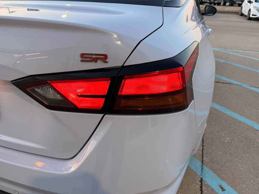 Nissan Altima Vehicle Full-screen Gallery Image 20