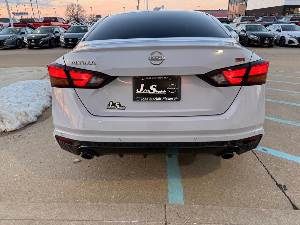 Nissan Altima Vehicle Full-screen Gallery Image 21