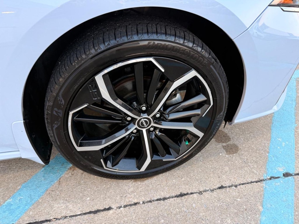 Nissan Altima Vehicle Full-screen Gallery Image 22