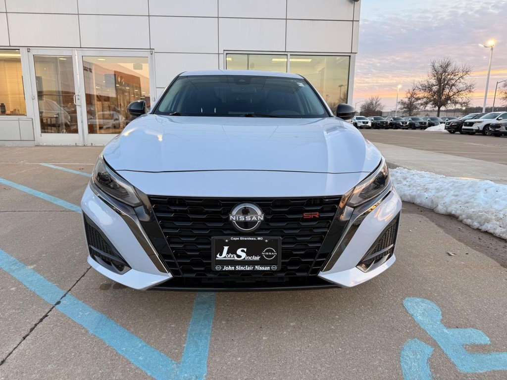 Nissan Altima Vehicle Full-screen Gallery Image 24