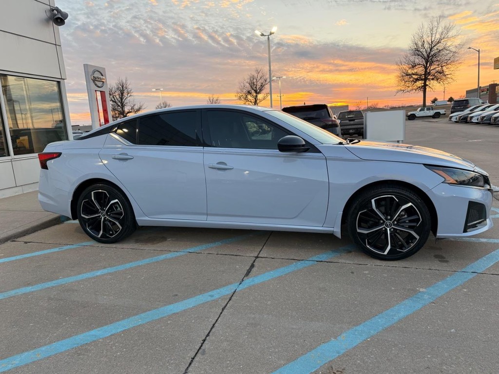 Nissan Altima Vehicle Full-screen Gallery Image 25