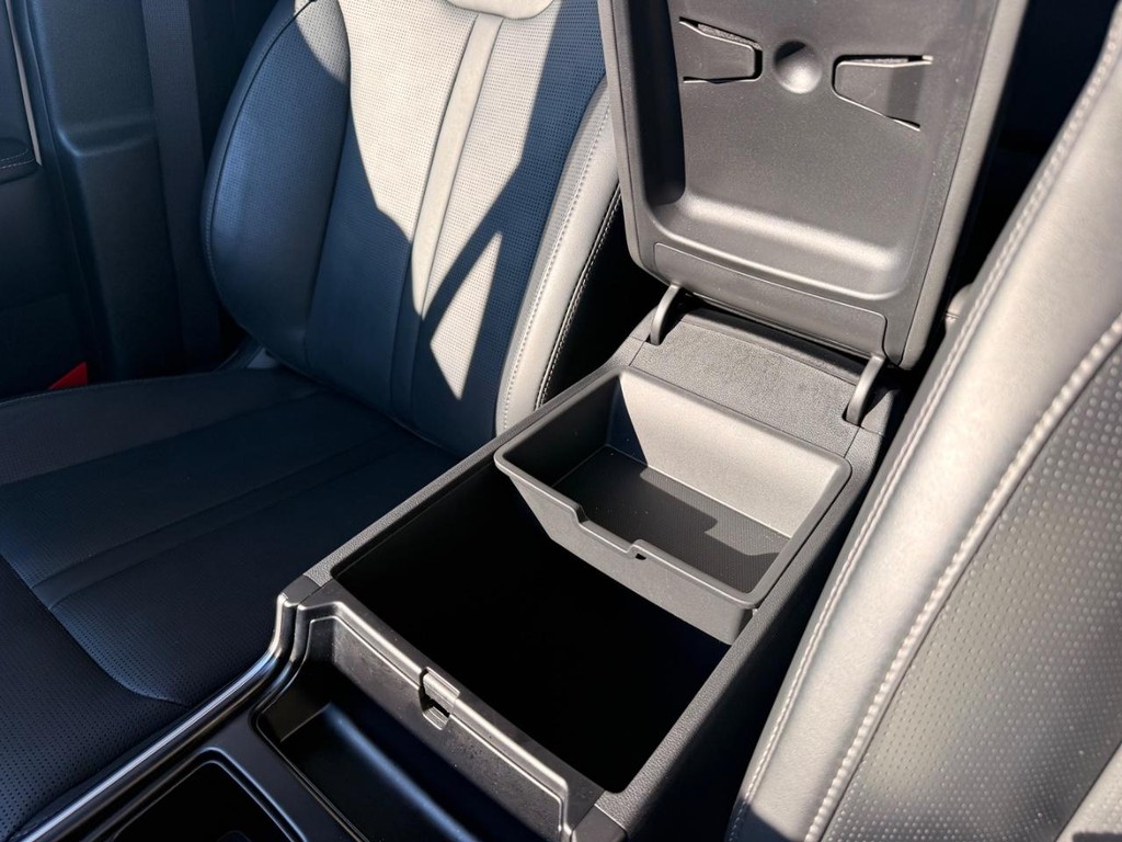 Kia Sorento Vehicle Full-screen Gallery Image 04