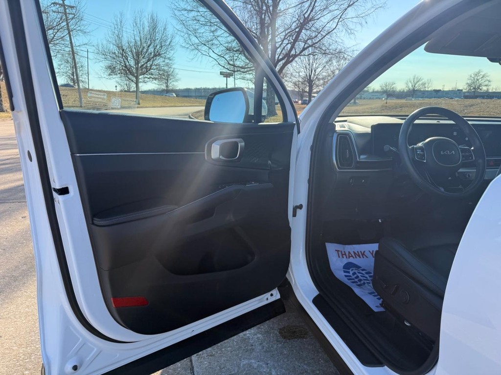 Kia Sorento Vehicle Full-screen Gallery Image 14