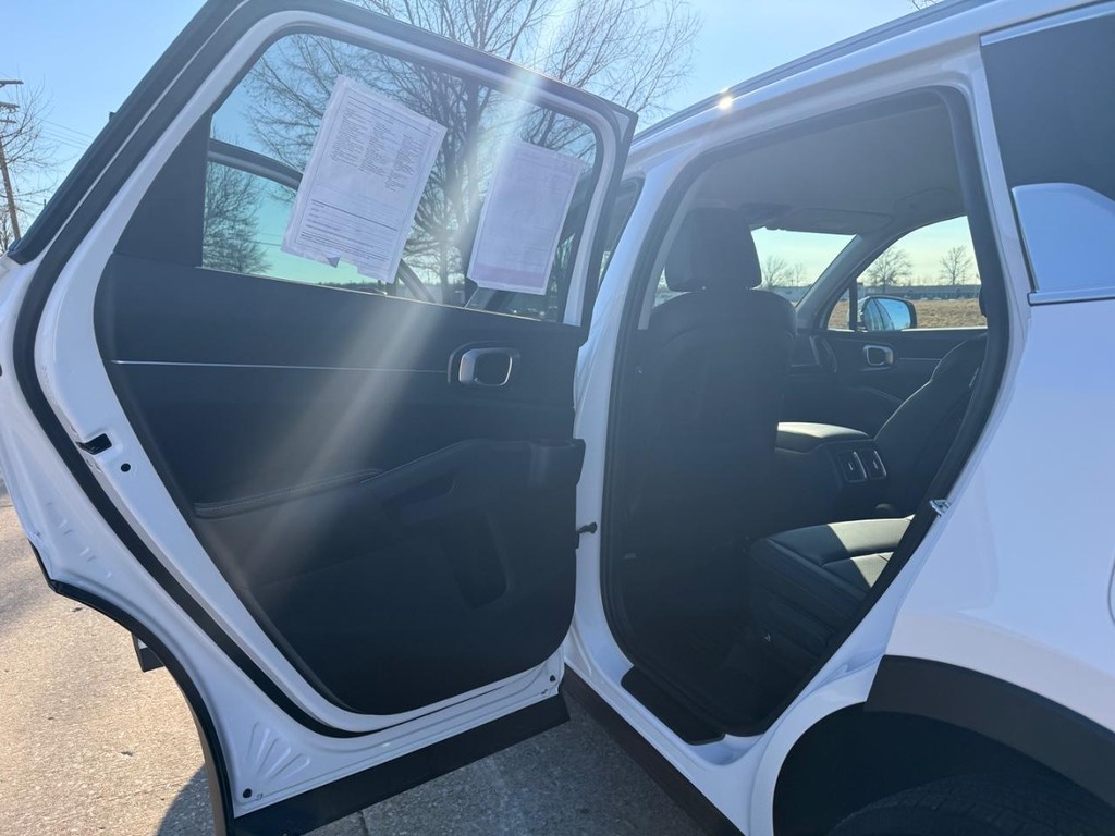 Kia Sorento Vehicle Full-screen Gallery Image 15