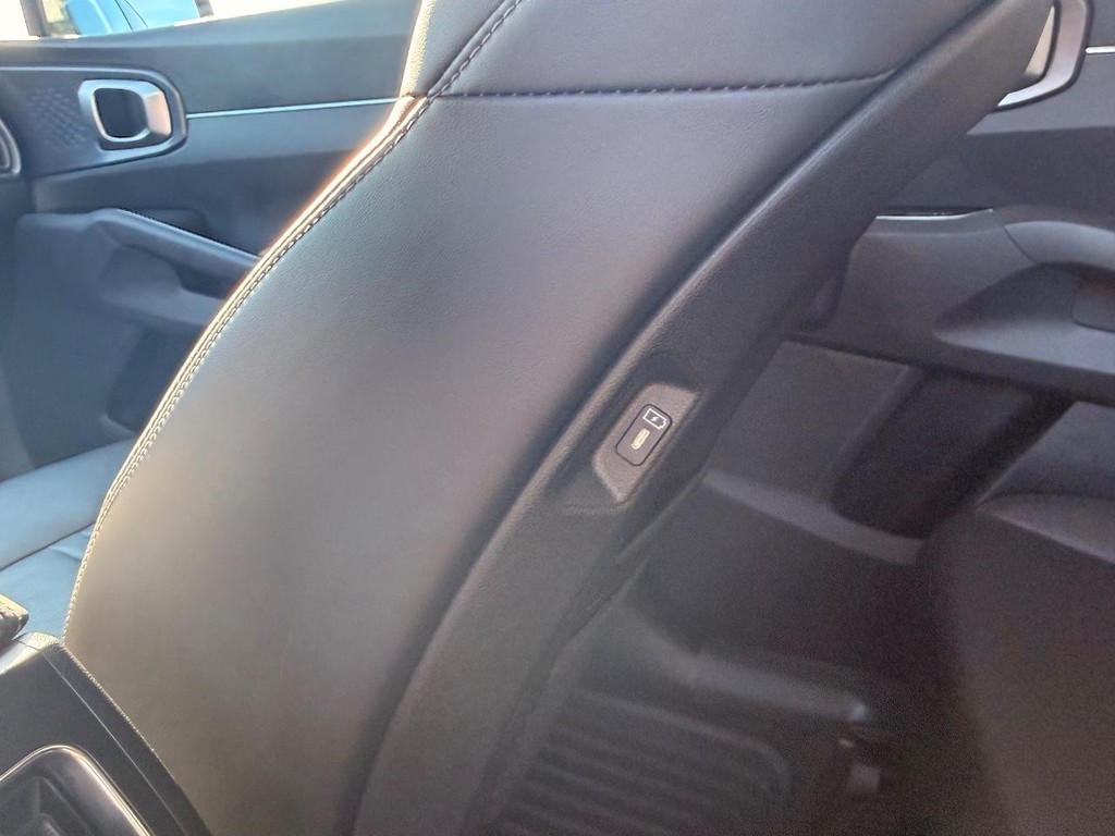 Kia Sorento Vehicle Full-screen Gallery Image 16