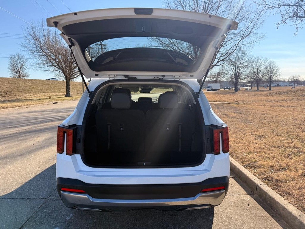 Kia Sorento Vehicle Full-screen Gallery Image 22