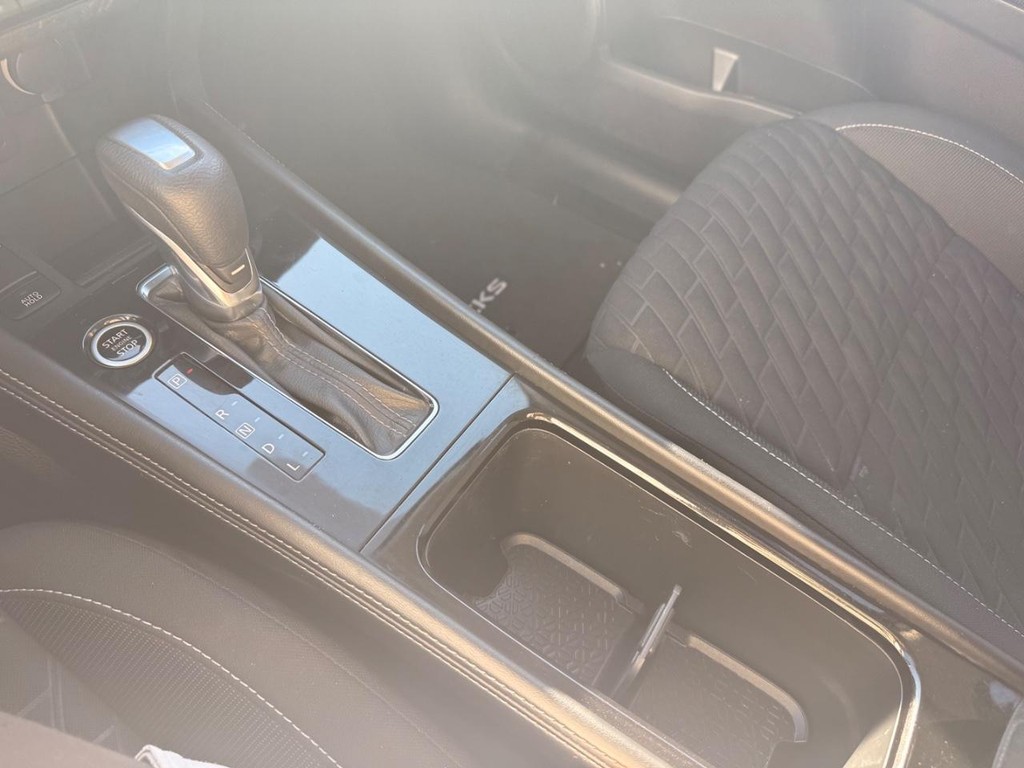 Nissan Kicks Vehicle Full-screen Gallery Image 04