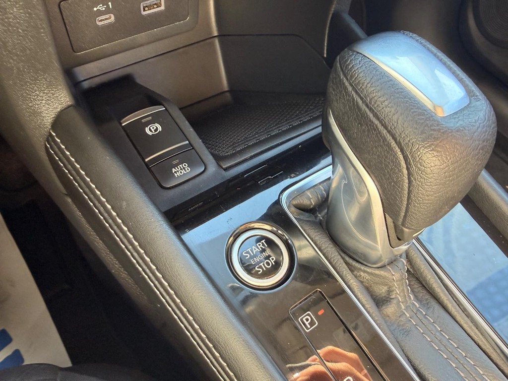 Nissan Kicks Vehicle Full-screen Gallery Image 05