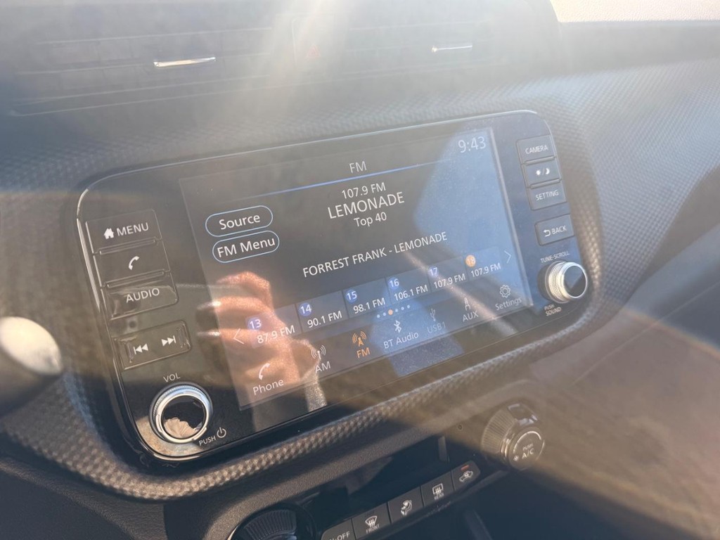 Nissan Kicks Vehicle Full-screen Gallery Image 07