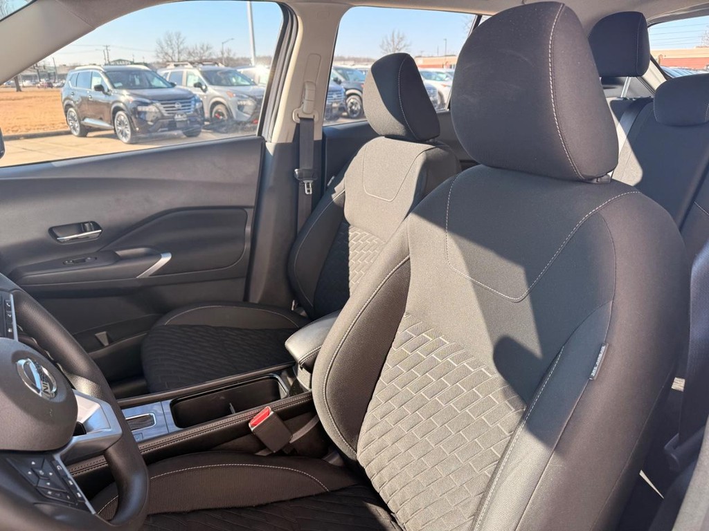 Nissan Kicks Vehicle Full-screen Gallery Image 12