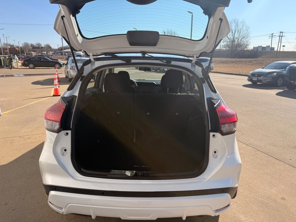 Nissan Kicks Vehicle Full-screen Gallery Image 18