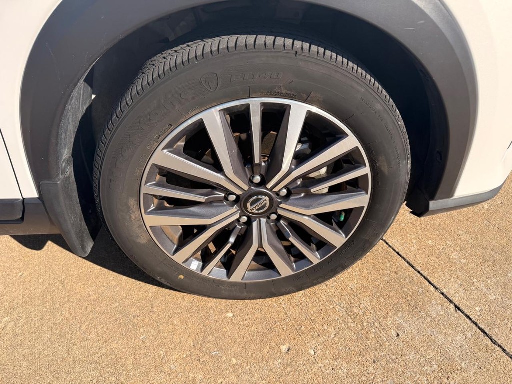 Nissan Kicks Vehicle Full-screen Gallery Image 21