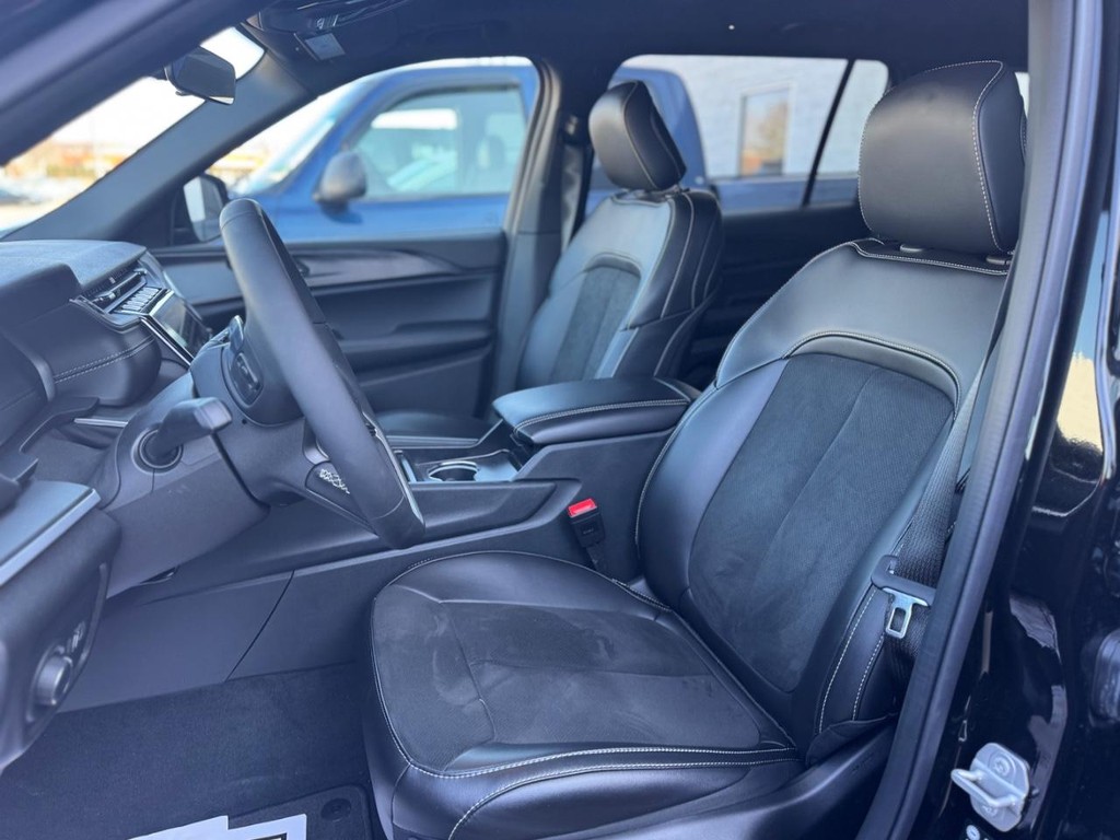 Jeep Grand Cherokee L Vehicle Full-screen Gallery Image 03