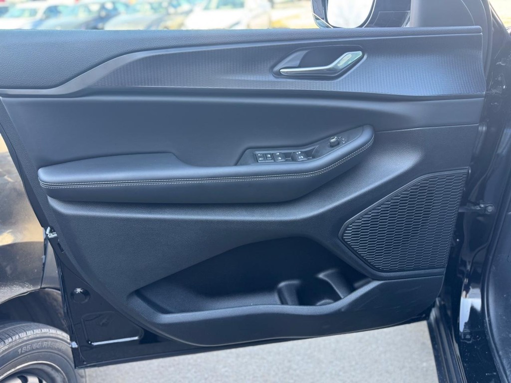 Jeep Grand Cherokee L Vehicle Full-screen Gallery Image 07