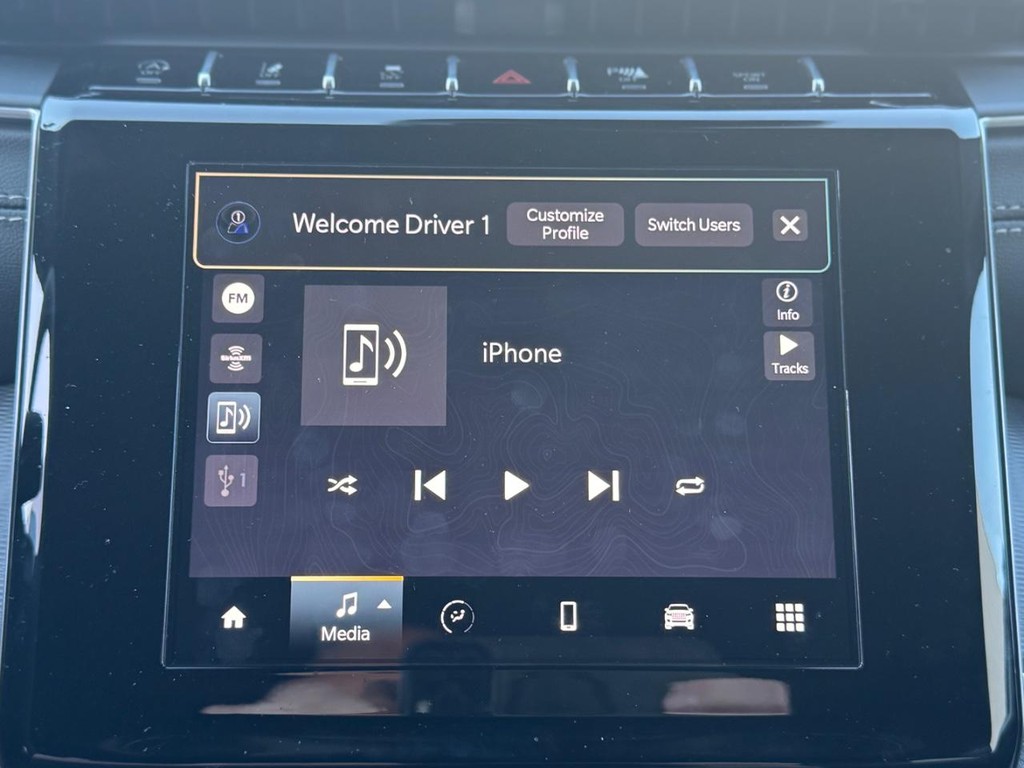 Jeep Grand Cherokee L Vehicle Full-screen Gallery Image 10