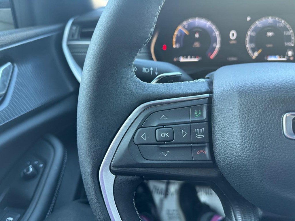 Jeep Grand Cherokee L Vehicle Full-screen Gallery Image 11