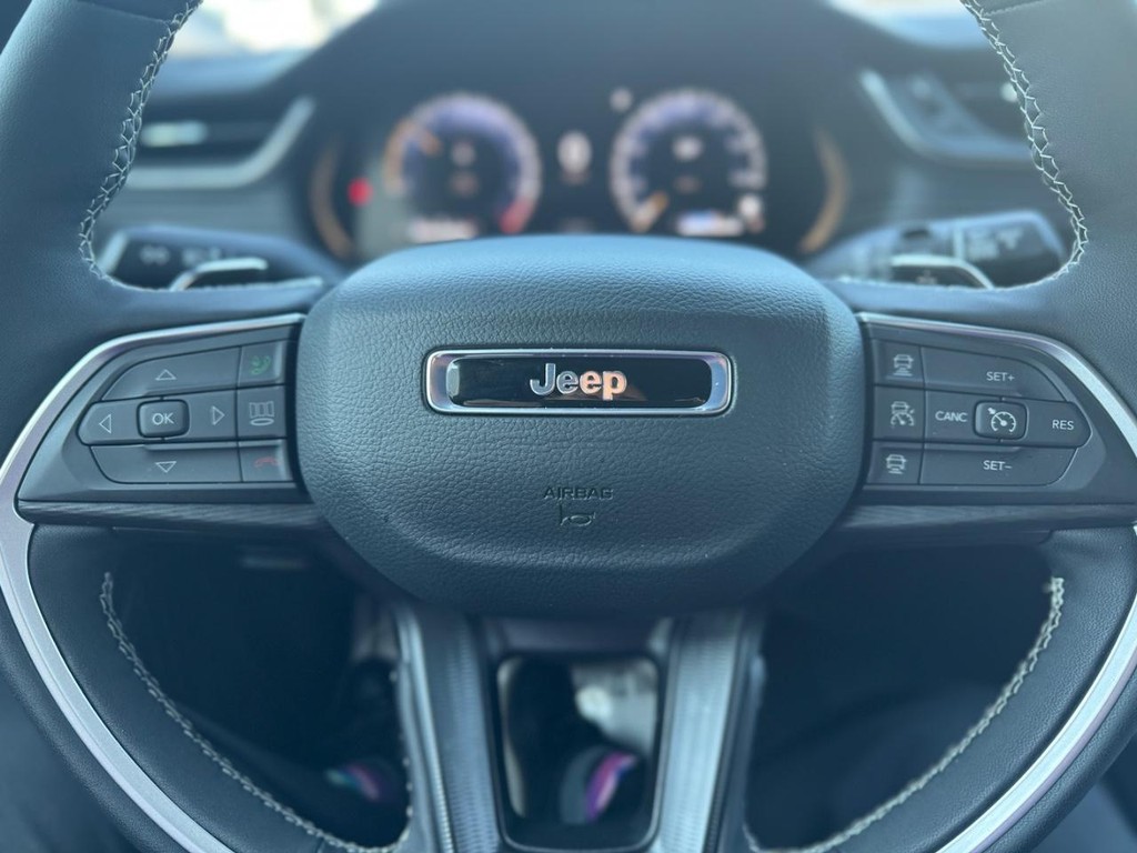 Jeep Grand Cherokee L Vehicle Full-screen Gallery Image 12