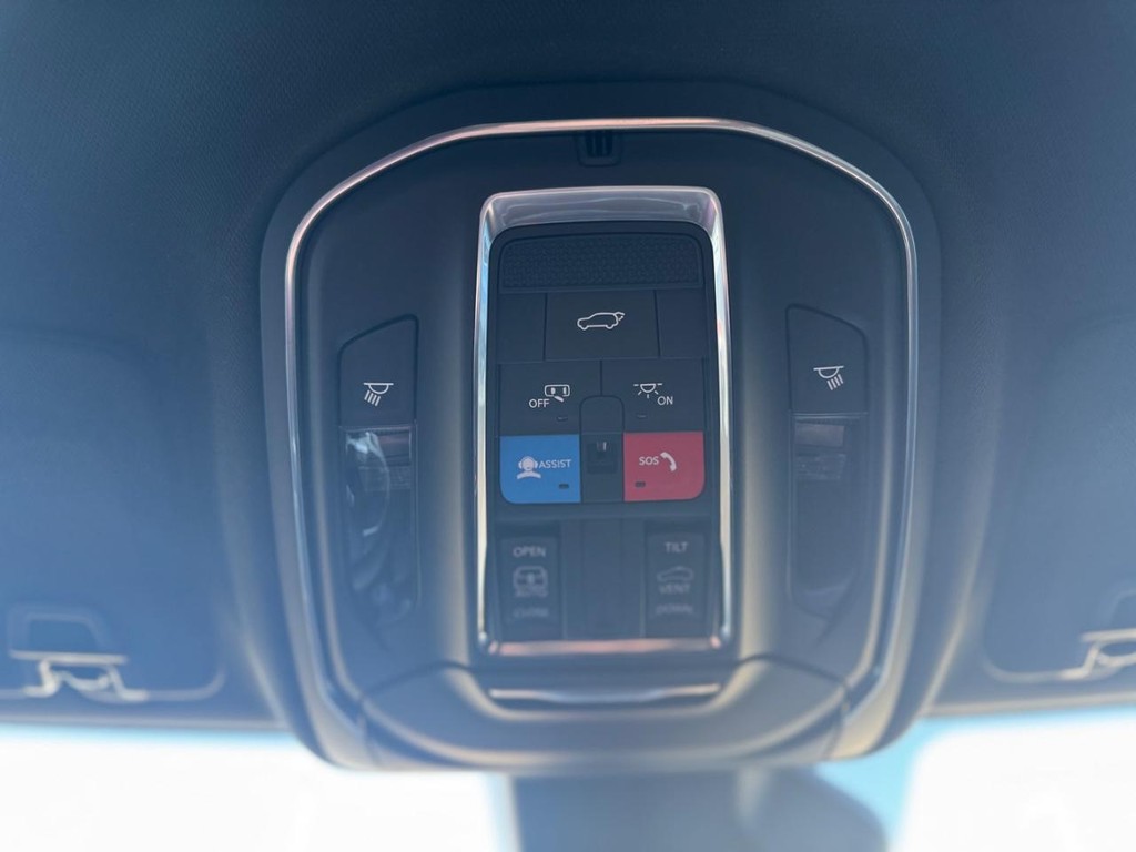 Jeep Grand Cherokee L Vehicle Full-screen Gallery Image 17