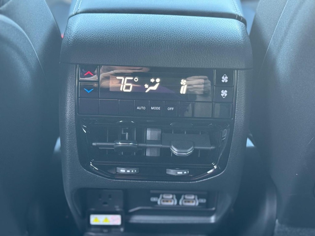 Jeep Grand Cherokee L Vehicle Full-screen Gallery Image 20