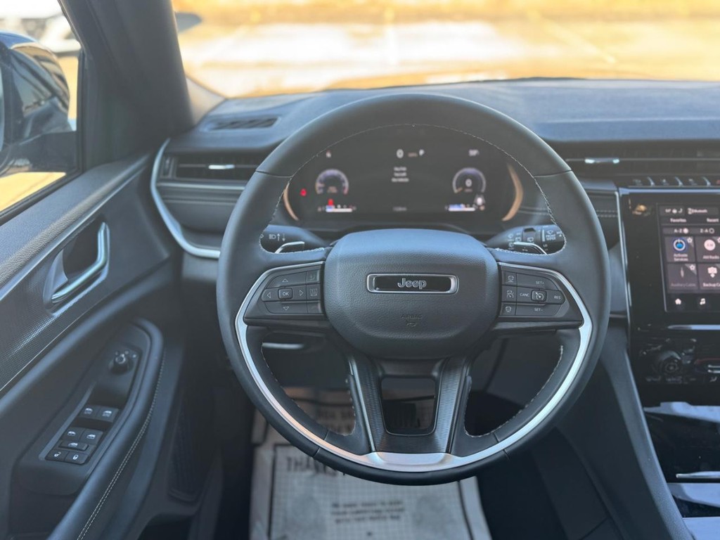 Jeep Grand Cherokee L Vehicle Full-screen Gallery Image 22