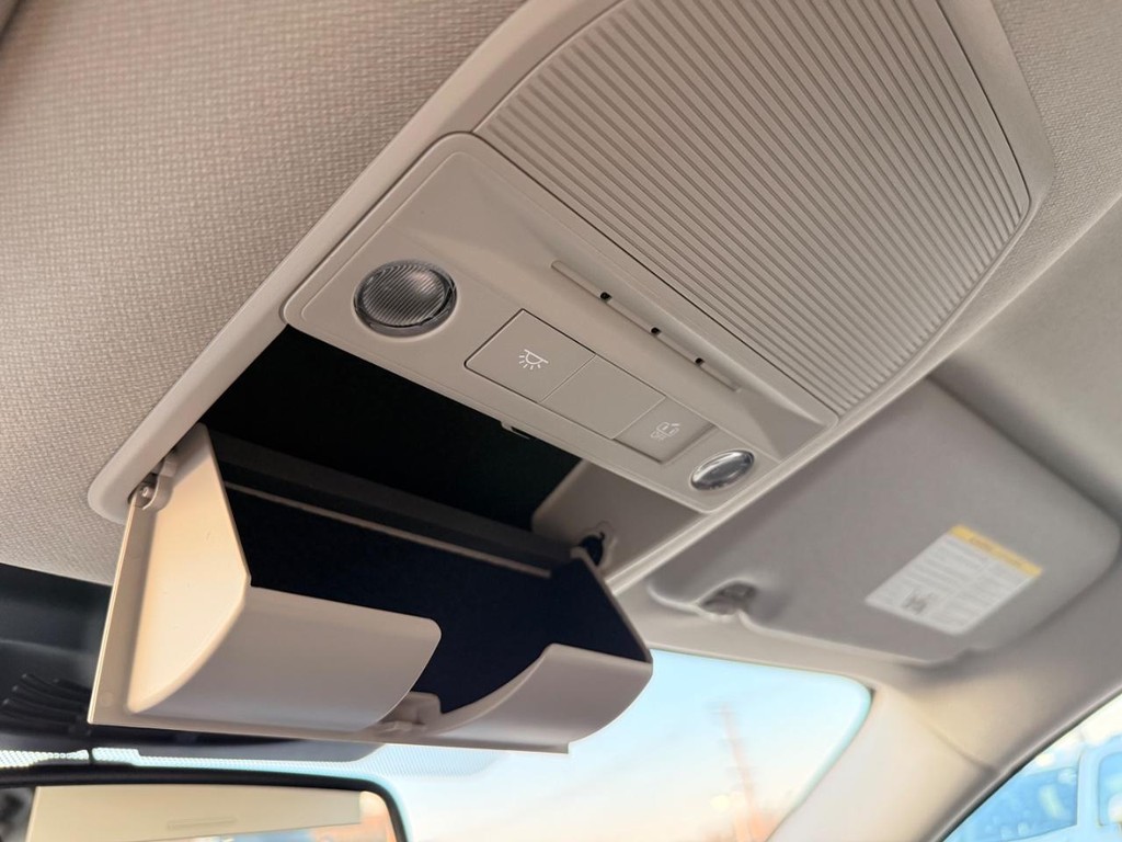 Nissan Sentra Vehicle Full-screen Gallery Image 03