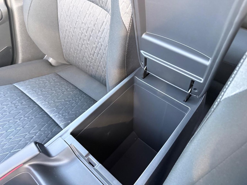 Nissan Sentra Vehicle Full-screen Gallery Image 04