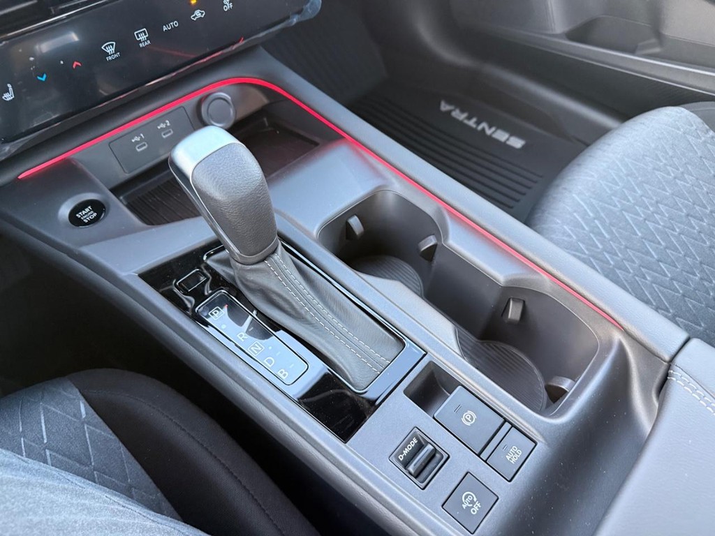 Nissan Sentra Vehicle Full-screen Gallery Image 05