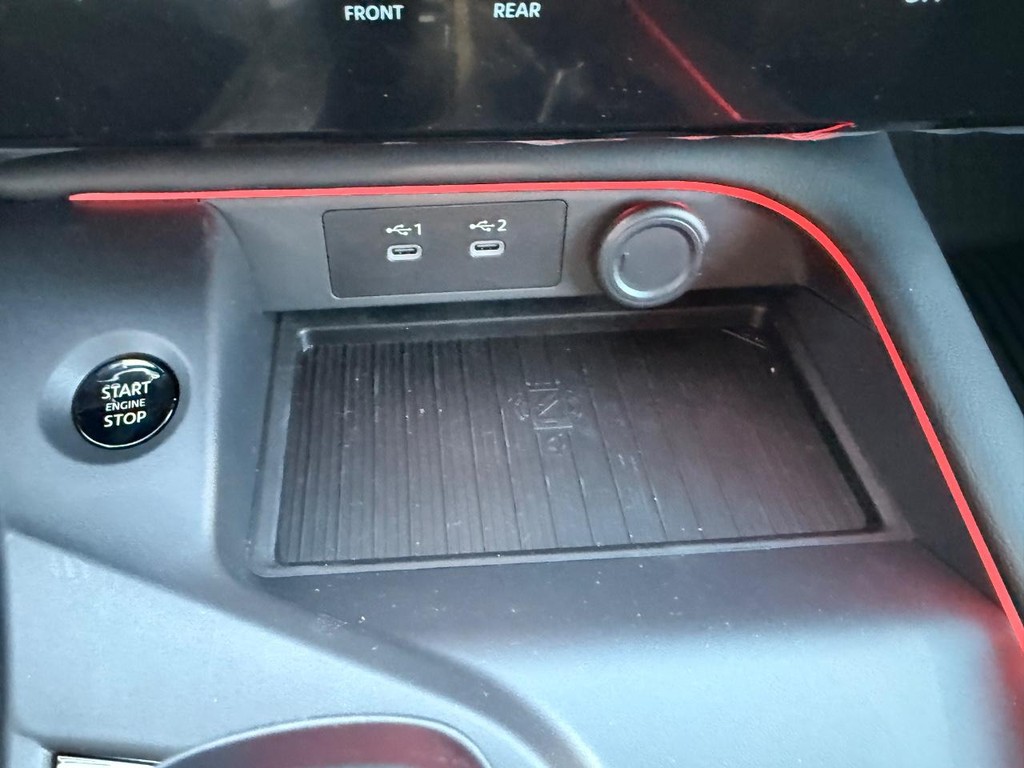 Nissan Sentra Vehicle Full-screen Gallery Image 06