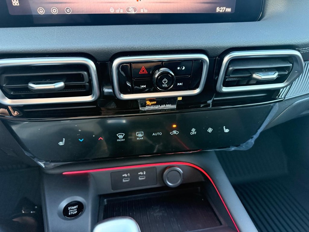 Nissan Sentra Vehicle Full-screen Gallery Image 07