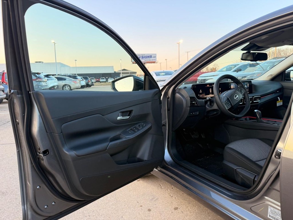 Nissan Sentra Vehicle Full-screen Gallery Image 15