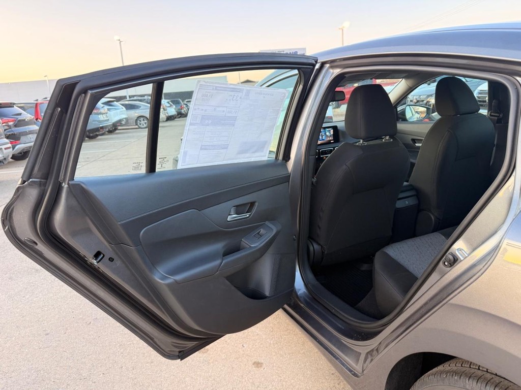 Nissan Sentra Vehicle Full-screen Gallery Image 16