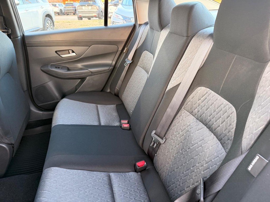 Nissan Sentra Vehicle Full-screen Gallery Image 17