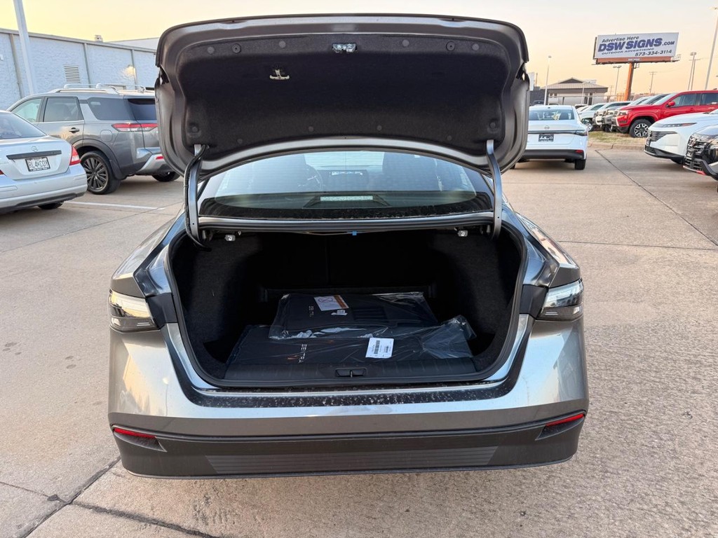 Nissan Sentra Vehicle Full-screen Gallery Image 18