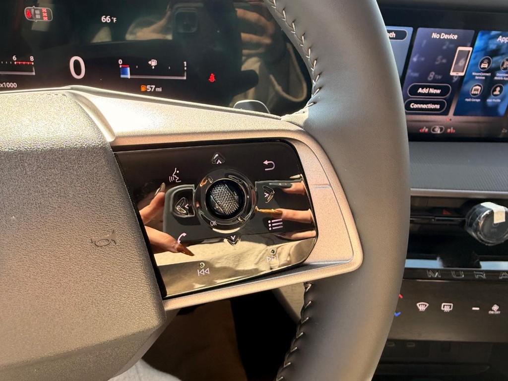 Nissan Murano Vehicle Full-screen Gallery Image 11