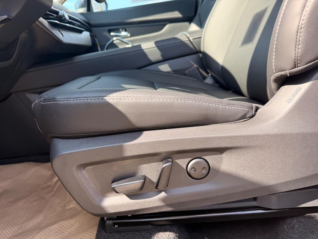 Nissan Murano Vehicle Full-screen Gallery Image 15