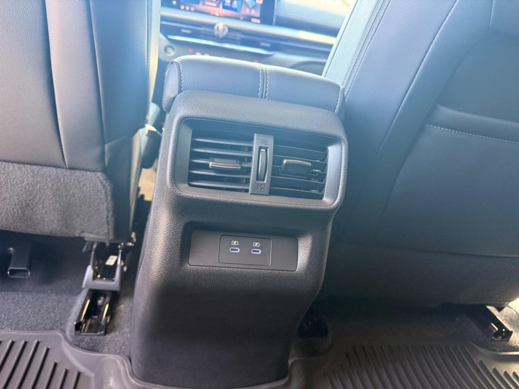 Nissan Murano Vehicle Full-screen Gallery Image 18