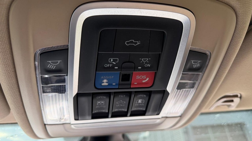 Ram 3500 Vehicle Full-screen Gallery Image 35