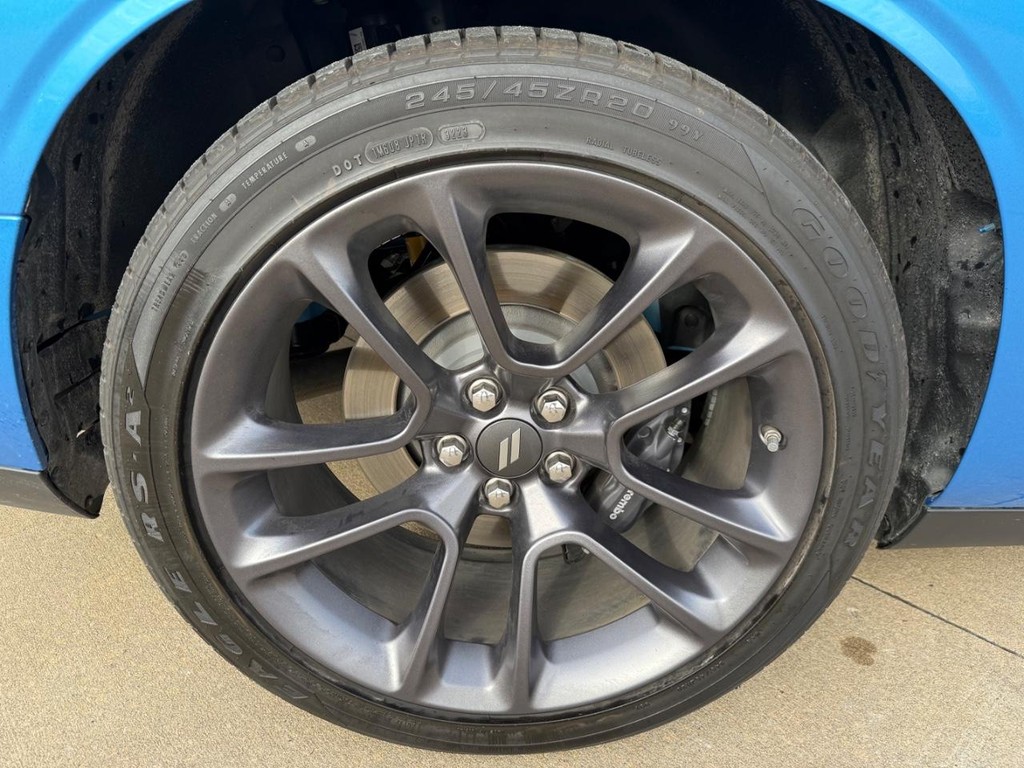 Dodge Challenger Vehicle Full-screen Gallery Image 06