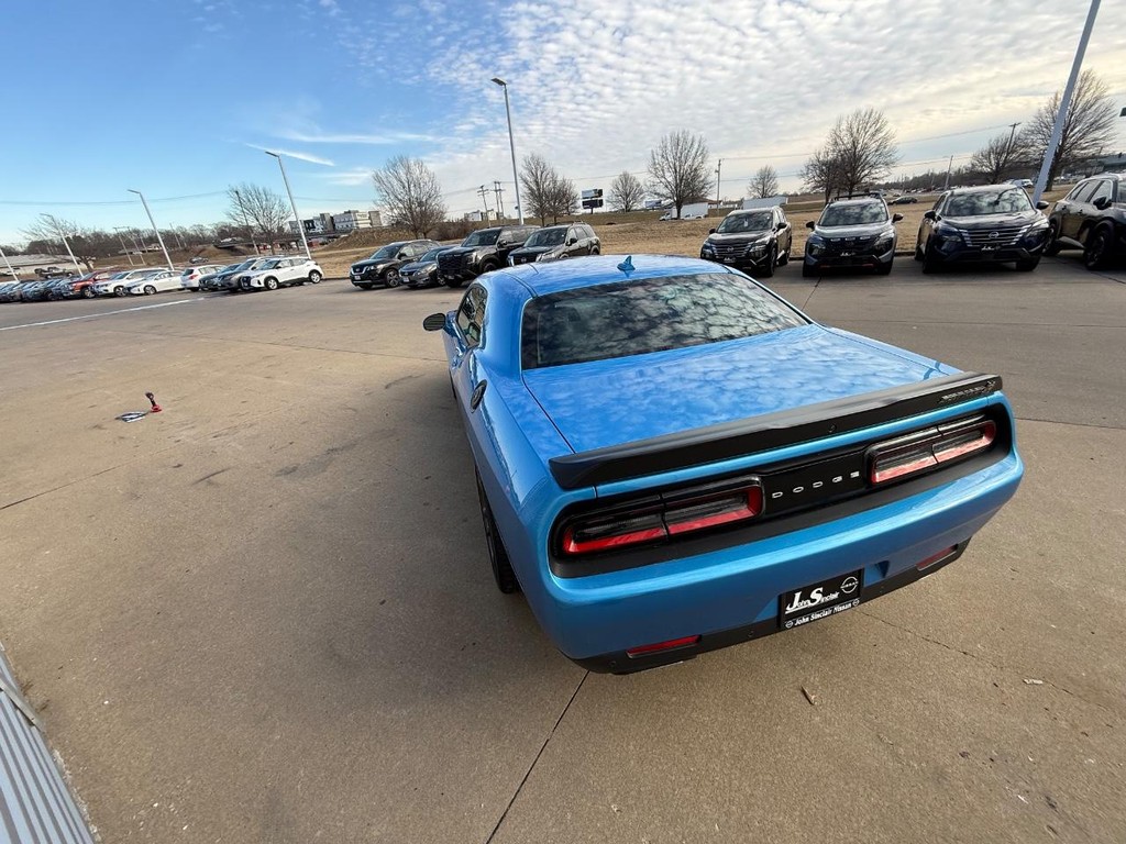Dodge Challenger Vehicle Full-screen Gallery Image 13