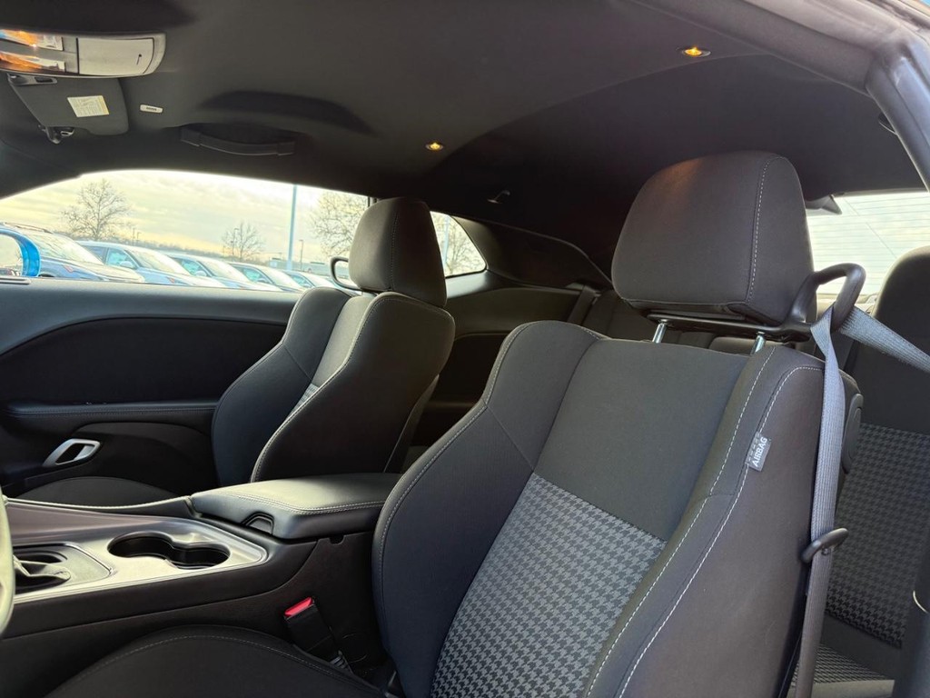 Dodge Challenger Vehicle Full-screen Gallery Image 15